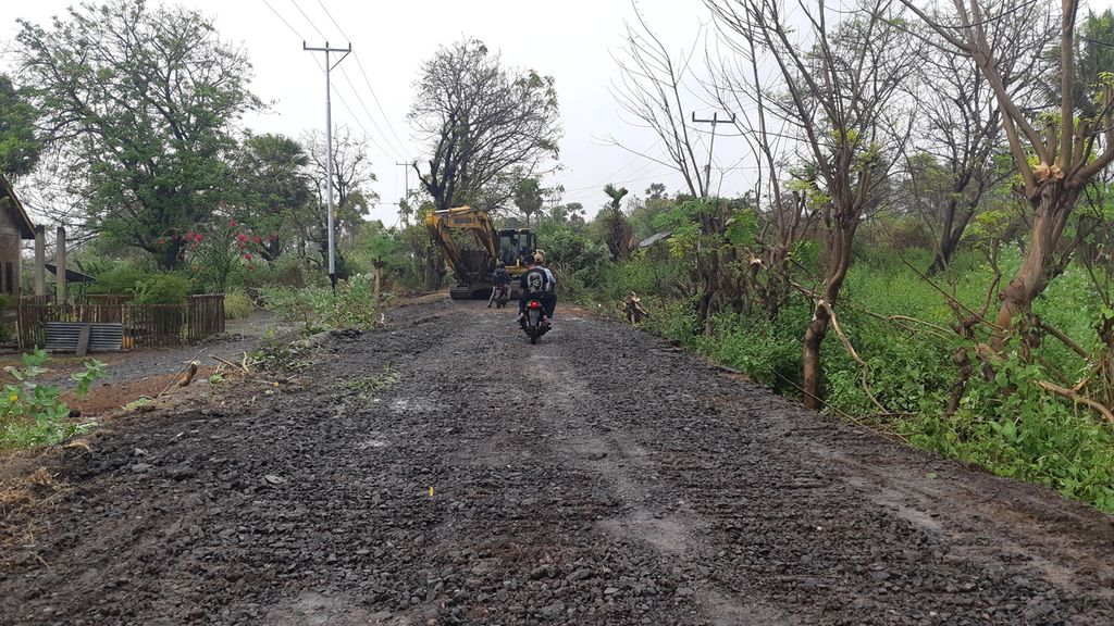 Perbaikan Jalan Trans-Adonara di Pulau Adonara, Kabupaten Flores Timur, Nusa Tenggara Timur, sudah dimulai, seperti pada Selasa (26/10/2021). Trans-Adonara merupakan jalur utama di pulau berpenduduk sekitar 125.000 jiwa itu.