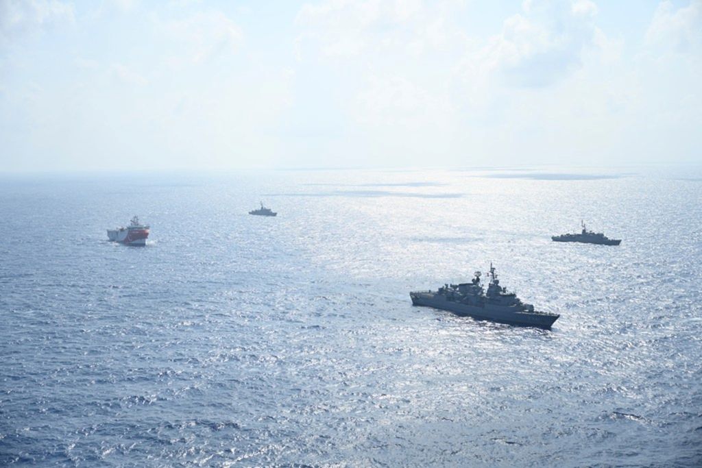 Kapal survey seismik Turki Oruc Reis dikawal Angkatan Laut Turki saat berlayar di Laut Tengah. Foto diambil pada 10 Agustus 2020. 