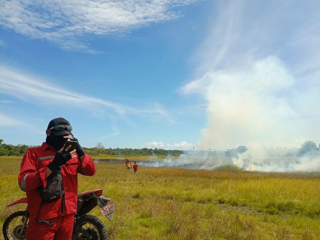 Personel Brigade Kebakaran Hutan memadamkan kebakaran lahan di Taman Nasional Rawa Aopa, Konawe Selatan, Sulawesi Utara, Selasa (28/9/2021). 