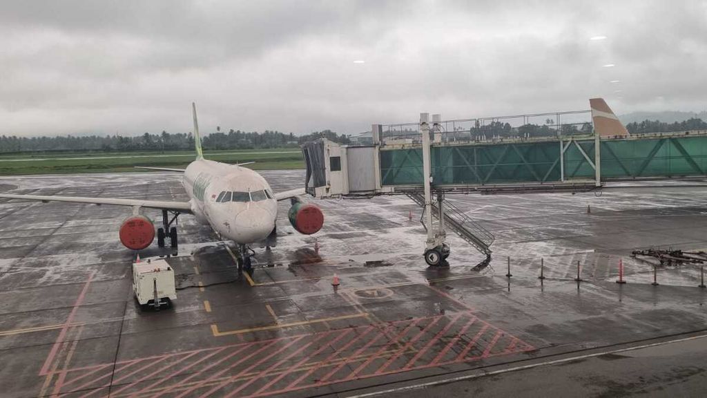 Pihak Bandara Internasional Sam Ratulangi menutup sementara operasi bandara sejak Selasa (30/4/2024) hingga Rabu (1/5/2024) pukul 12.00 Wita. Hal ini seiring meningkatnya aktivitas Gunung Ruang yang menyebarkan abu vulkanik dan membahayakan penerbangan.