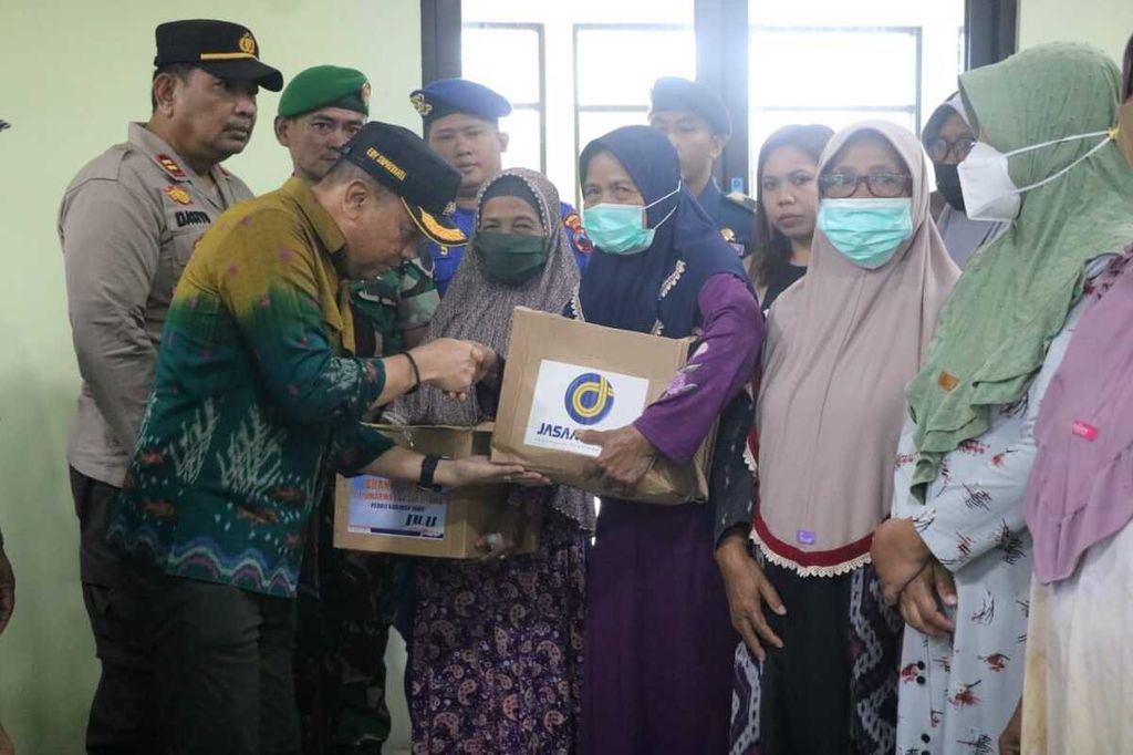 Penjabat Bupati Jepara Edy Supriyanta menyerahkan bantuan berupa bahan makanan dari sejumlah pihak kepada masyarakat Karimunjawa, Jepara, Jawa Tengah, Sabtu (31/12/2022). Bantuan itu diberikan karena stok bahan makanan juga dikeluhkan mulai menipis. 