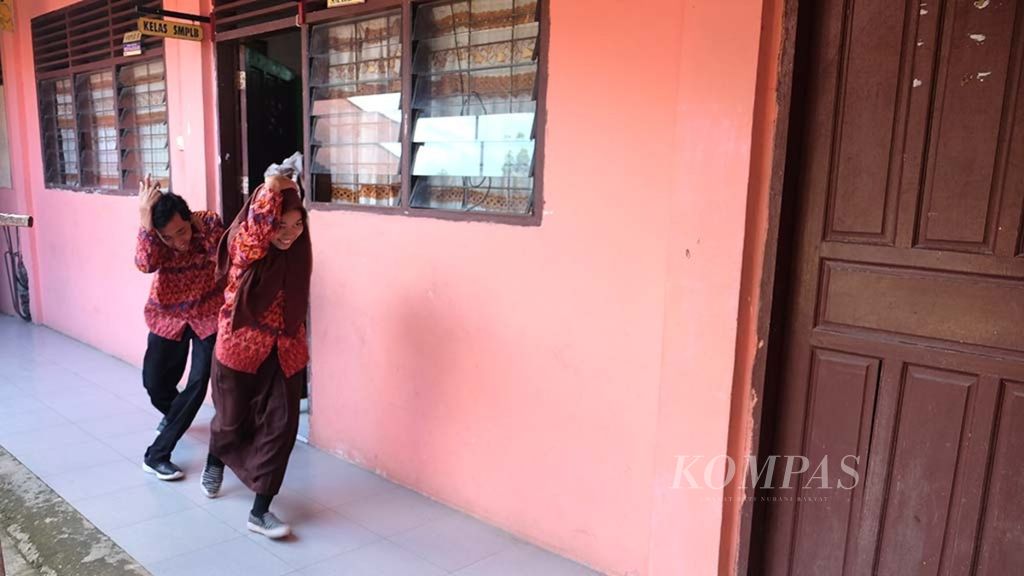 Para pelajar termasuk pelajar penyandang disabilitas di 14 sekolah di Kelurahan Ulak Karang Utara dan Ulak Karang Selatan, Kecamatan Padang Utara, serta warga mengikuti simulasi bencana yang diselenggarakan Pemerintah Kota Padang, Sumatera Barat, Sabtu (9/1/2019).