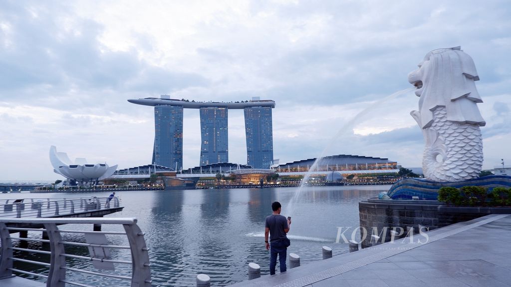 Pengunjung berfoto di dekat patung Merlion di kawasan Taman Merlion, Singapura, Jumat (4/11/2022). Singapura dikenal sebagai negara dengan tingkat korupsi paling rendah di kawasan.