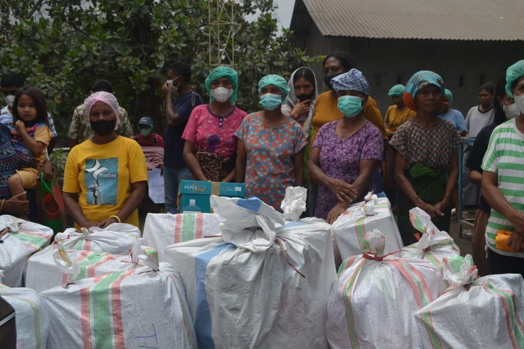 Penyaluran bantuan dari para pembaca <i>Kompas</i> (Kompas.id) bagi para korban erupsi Gunung Lewotobi Laki-laki di Kabupaten Flores Timur, Nusa Tenggara Timur, Sabtu (9/11/2024). Pembaca <i>Kompas</i> menyalurkan sumbangannya melalui Yayasan Dana Kemanusiaan Kompas.