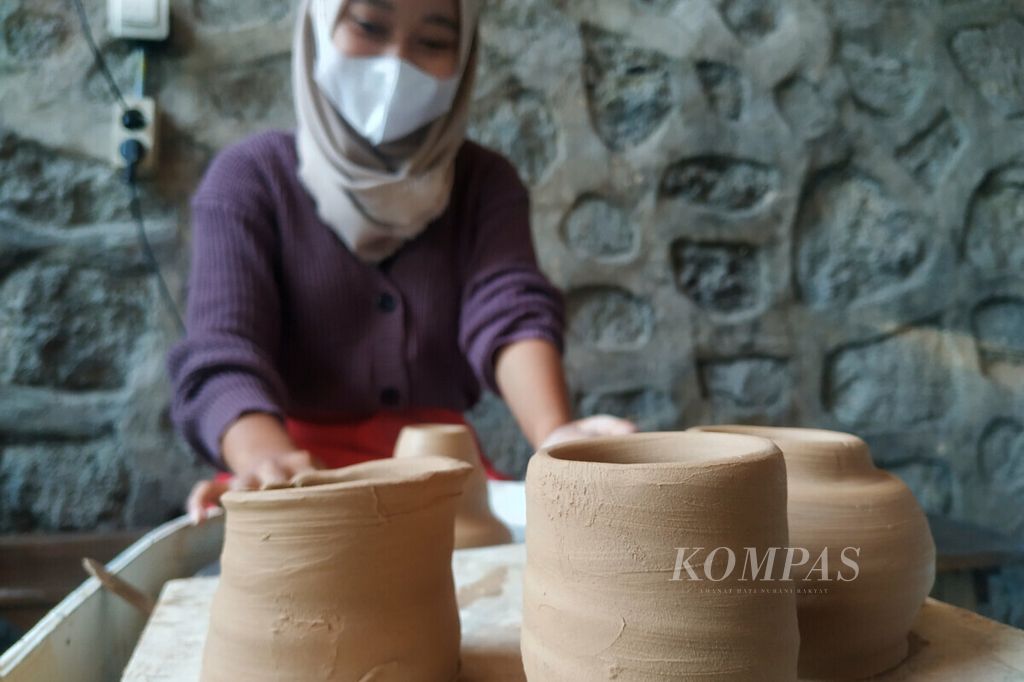 Hasil setengah jadi dari proses pembentukan tanah liat sebagai bahan baku pembuatan kerajinan keramik di Sidorejo, Kota Salatiga, Jawa Tengah, Sabtu (18/9/2021). Setelah pembentukan, proses selanjutnya adalah pengeringan, pewarnaan, sampai pembakaran. Kerajinan keramik menjadi tren gaya hidup warga perkotaan dalam beberapa tahun ini.
