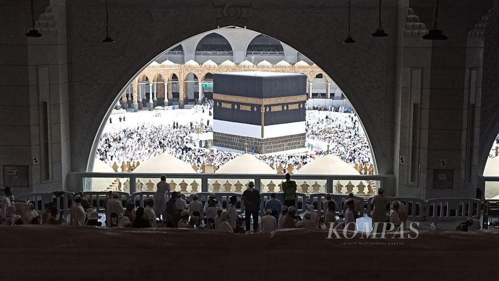 Jemaah sedang tawaf di lantai dua Masjidil Haram, Mekkah, Senin (27/6/2022) siang waktu setempat. Jemaah haji dari beberapa negara berdatangan ke Mekkah untuk menunaikan ibadah haji pada awal Juli 2022.
