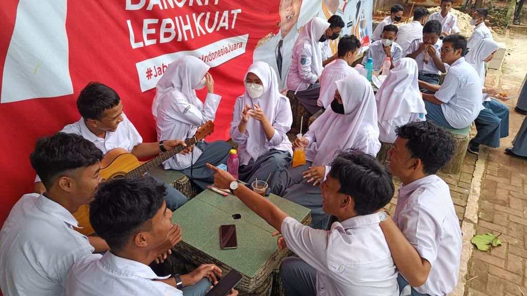 Suasana istirahat di SMKN 9 Bekasi di taman sekolah, Kota Bekasi, Jawa Barat, Selasa (11/10/2022).