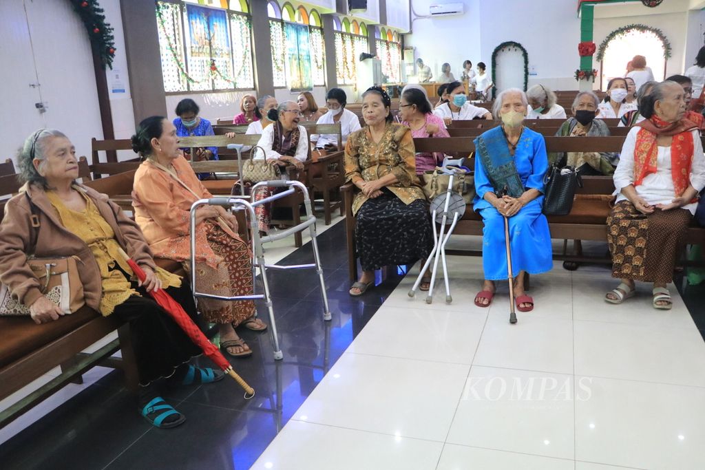 Kaum lanjut usia, difabel, dan anak yatim/piatu mengikuti Natal Diakonia di Gereja Batak Karo Protestan Padang Bulan, Medan, Sumatera Utara, Rabu (21/12/2022). 