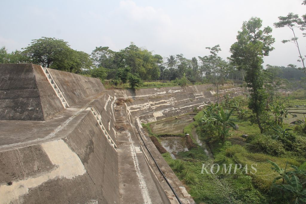 Kondisi sabo dam di aliran Sungai Gendol, Dusun Bronggang, Desa Argomulyo, Kecamatan Cangkringan, Kabupaten Sleman, Daerah Istimewa Yogyakarta, Selasa (20/6/2023). 