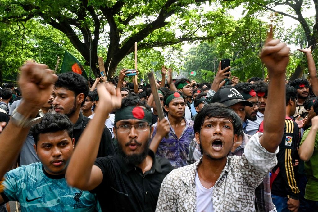 Mahasiswa Bangladesh berunjuk rasa menentang kebijakan alokasi kuota lowongan aparatur sipil negara (ASN) di Universitas Dhaka di Dhaka, Bangladesh, Rabu (17/7/2024). 