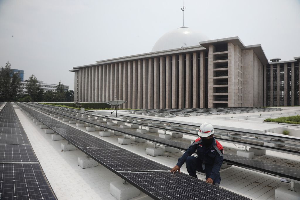 Teknisi sedang melakukan pemeriksaan akhir instalasi panel surya di Masjid Istiqlal, Jakarta, Kamis (3/9/2020). Pemanfaatan panel surya ini sebagai upaya mendukung penggunaan energi yang ramah lingkungan, efektif, dan efisien. 