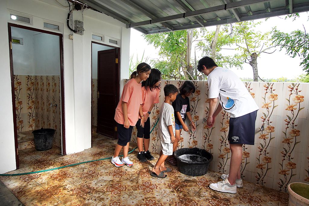 Aksi enam remaja yang tergabung dalam The Spring. Mereka membuatkan sumur dan dua MCK bagi warga Mauk, Kabupaten Tangerang, Banten. Pada peresmian fasilitas air bersih dan MCK hari Sabtu (10/12/2022), anggota The Spring juga mengedukasi warga Mauk dan anak mereka tentang pentingnya air bersih lewat ceramah dan lomba menggambar. 