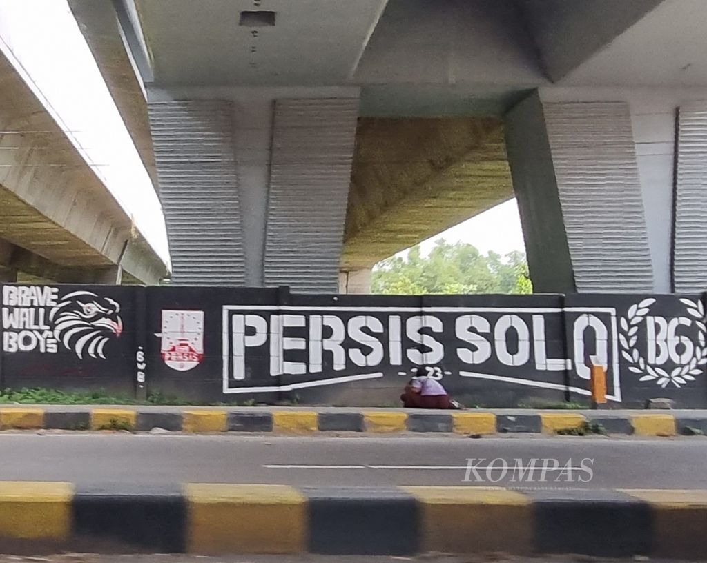 Mural Persis Solo di sisi Jalan Jetas, Kabupaten Karanganyar, Jawa Tengah, Minggu (19/3/2023). Kehadiran manajemen baru Persis Solo menggeliatkan kembali kultur sepak bola di Surakarta.