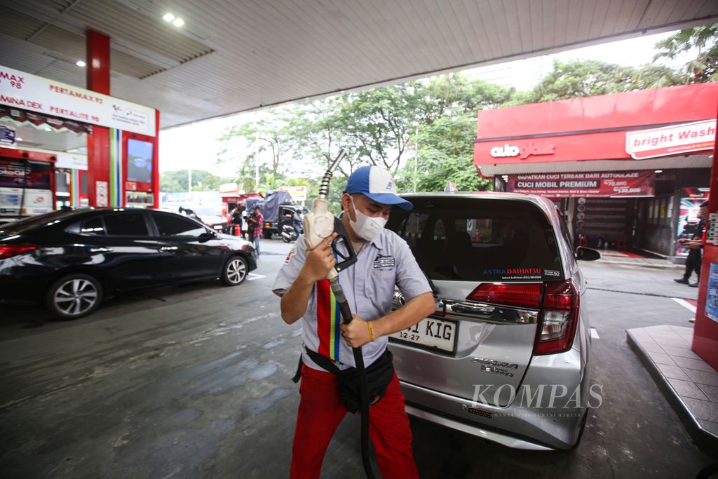 Petugas melayani pembelian bahan bakar minyak jenis pertalite di SPBU Pertamina 31.128.02 MT Haryono, Jakarta, Senin (1/4/2024). Konsumsi BBM masyarakat selama periode mudik dan libur Lebaran diperkirakan meningkat.