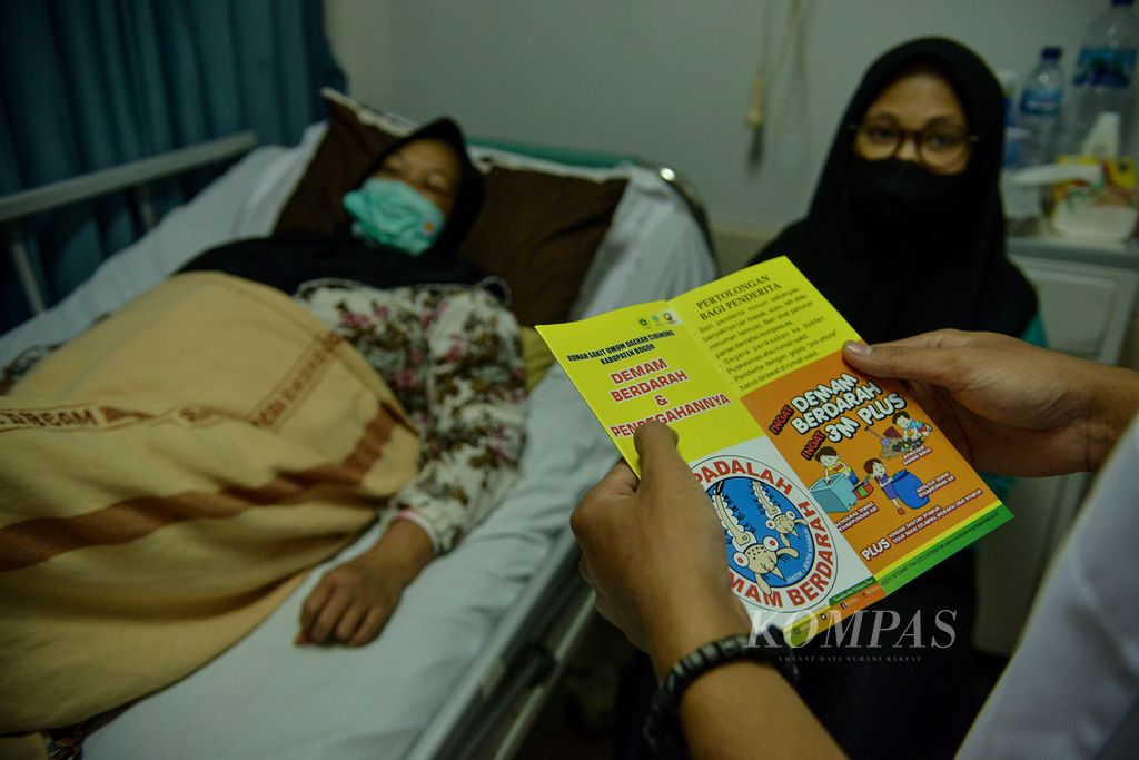 Petugas membacakan selebaran berisi cara penanganan demam berdarah dengue (DBD) kepada pasien DBD di Rumah Sakit Umum Daerah (RSUD) Cibinong, Kabupaten Bogor, Jawa Barat, Sabtu (3/6/2023). 