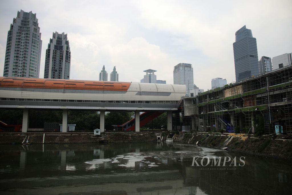 Pembangunan Serambi Temu Dukuh Atas, Jakarta, Kamis (22/9/2022). Serambi ini terintegrasi dengan Stasiun LRT Dukuh Atas, halte Transjakarta, dan Stasiun Kereta Sudirman. Serambi Dukuh Atas merupakan bagian dari pengembangan <i>transit oriented development</i>. 
