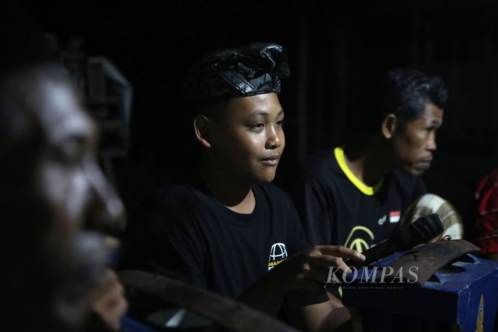 Kelompok klenang nunggal Mahapati dari Dusun Pancor Kopong, Desa Pringgasela Selatan, Kecamatan Pringgasela, Kabupaten Lombok Timur, Nusa Tenggara Barat, berlatih di halaman rumah salah satu warga, Senin (18/12/2023) malam. 