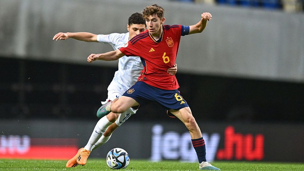 Aksi gelandang tengah Spanyol U-17, Pau Prim, pada laga semifinal Piala Eropa U-17 2023 melawan Perancis, Mei lalu, di Budapest, Hongaria.