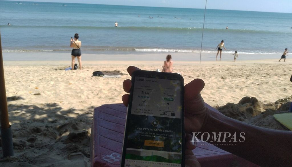Pantai Kuta di Badung, Bali, menjadi pilihan lokasi berselancar ombak. Kondisi ombak di Pantai Kuta, Badung, dapat dipantau melalui aplikasi, Senin (6/6/2022).