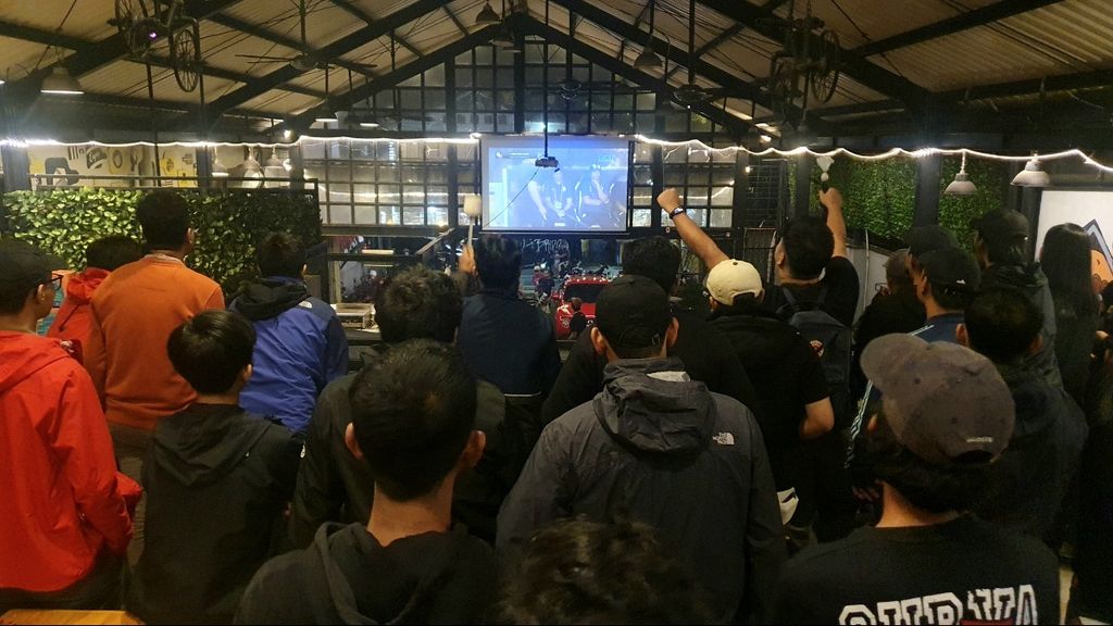 Kelompok suporter, La Grande Indonesia dan Curva North 45, menyanyi bersama saat nonton bareng pertandingan Piala AFF antara Indonesia melawan Filipina di Pasar Rebo, Jakarta Timur, Senin (2/1/2023). 