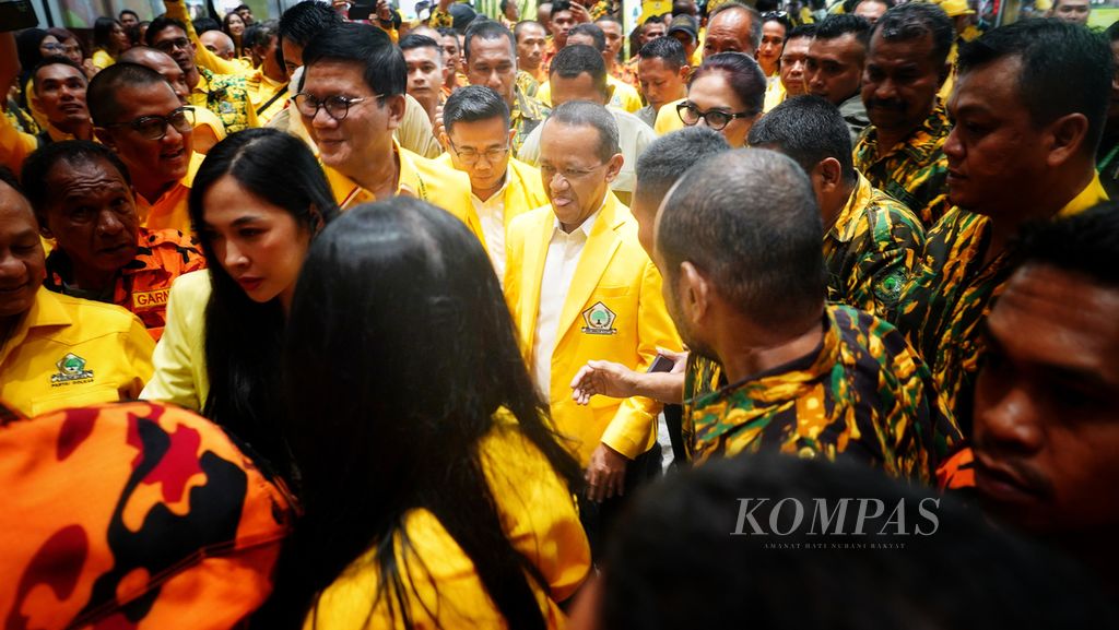 Calon ketua umum Partai Golkar, Bahlil Lahadalia, saat tiba untuk mengikuti Musyawarah Nasional (Munas) XI Partai Golkar 2024 di Jakarta Convention Center (JCC), Jakarta, Selasa (20/8/2024). Salah satu agenda dalam Munas XI Partai Golkar 2024 ini adalah memilih Ketua Umum Partai Golkar pasca-mundurnya Airlangga Hartarto. Munas XI Partai Golkar 2024 ini hanya memunculkan calon tunggal calon ketua umum, yaitu Bahlil Lahadalia. 