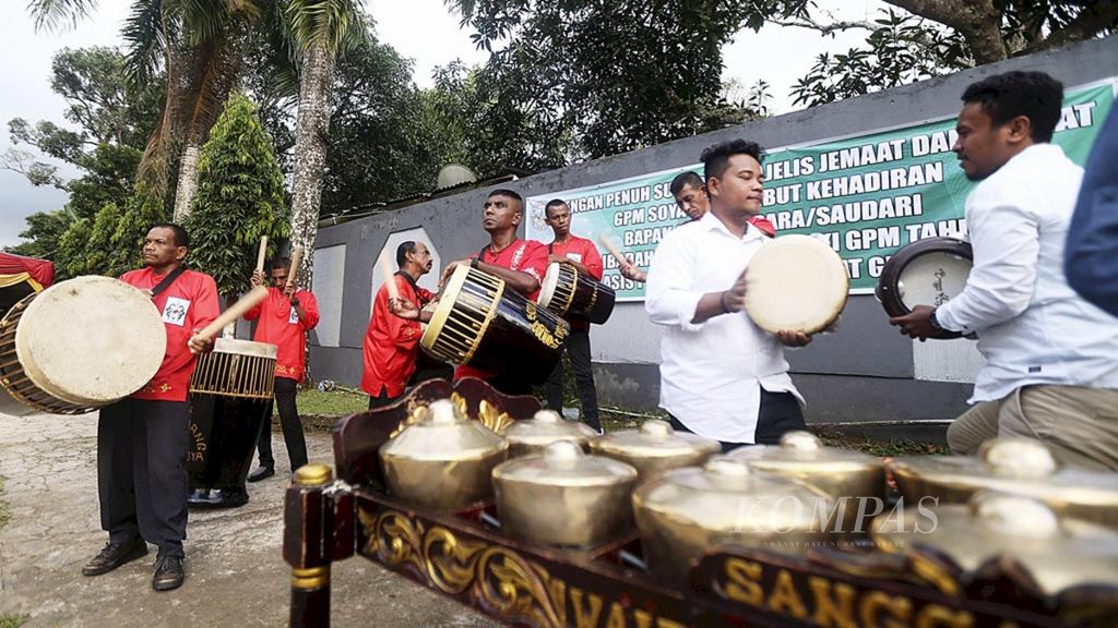 Anggota Sanggar Seni Wairanang memainkan Salam Sarane di halaman Gereja Protestan Maluku, Soya, Ambon, saat menyambut tamu gereja yang hendak menggelar peribadatan ulang tahun, Kamis (27/9/2018).