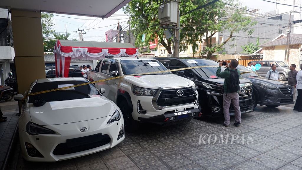 Empat unit mobil disita karena terkait tindak pidana pencucian uang bandar narkoba Fredy Pratama di Banjarmasin, Kalimantan Selatan, Selasa (12/9/2023).