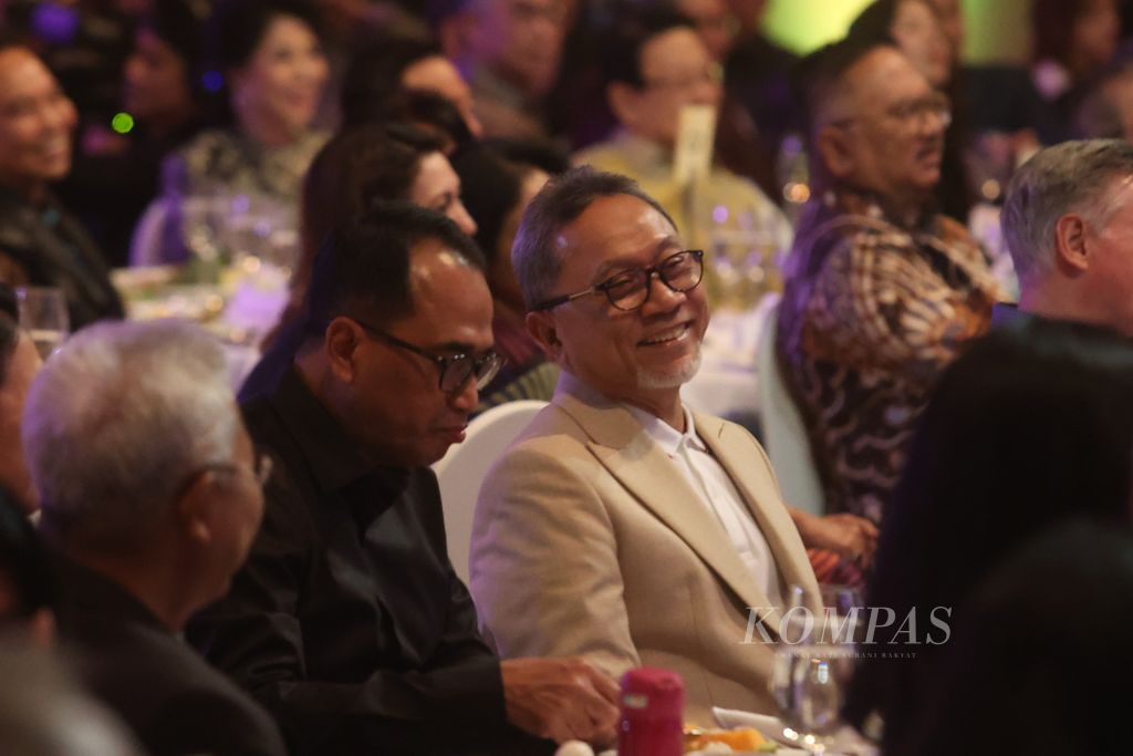 Minister of Transportation Budi Karya Sumadi (left) and Minister of Trade Zulkifli Hasan attend the solo concert of the former Indonesian Ambassador to New Zealand, Tantowi Yahya, in Jakarta, Saturday (4/5/2024). In this concert, Tantowi sang songs that colored his childhood with genres ranging from pop, <i>rock</i>, <i>country</i>, <i>disco,</i> to <i> broadway</i>. He also collaborated with Ikke Nurjanah, Yovie Widianto, and Lilo.
