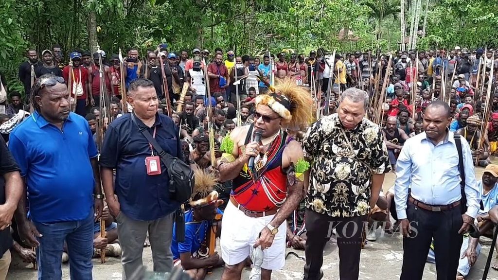 Perwakilan keluarga Gubernur Papua Lukas Enembe dan tokoh adat di Kota Jayapura pada Jumat (30/9/2022). Mereka menyampaikan pernyataan menolak KPK memeriksa Lukas di Jakarta.