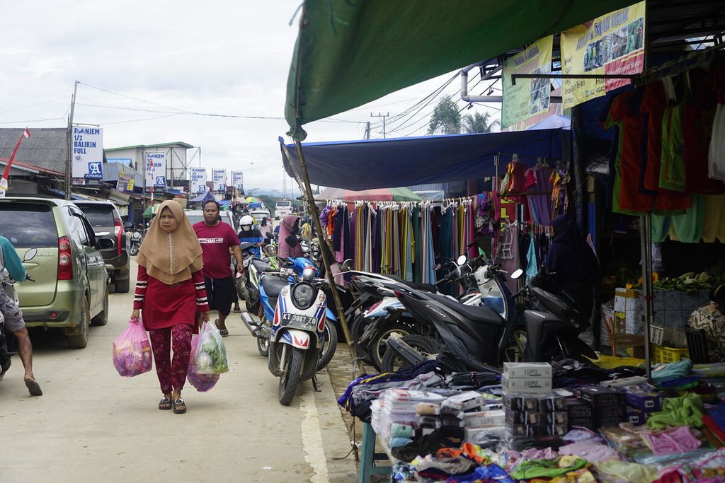 Suasana Pasar Rebo di Kecamatan Sepaku, Penajam Paser Utara, Kalimantan Timur, Rabu (16/3/2022). 
