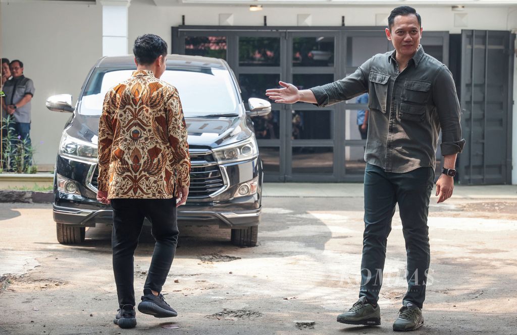 Wali Kota Surakarta Gibran Rakabumin Raka (kiri) bertemu Ketua Umum Partai Demokrat Agus Harimurti Yudhoyono (AHY) di kediaman AHY di Jakarta, Minggu (22/10/2023). 