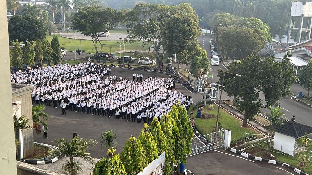 Suasana apel pagi peserta Bimbingan Teknis Petugas Penyelenggara Ibadah Haji (PPIH) 2023 di Asrama Haji Pondok Gede, Jakarta Timur, Minggu (9/4/2023) pagi.  