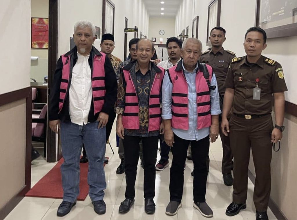 Tiga tersangka tindak pidana korupsi penguasaan tanah negara secara ilegal saat dibawa ke Rutan Kelas IIB Banda Aceh, Selasa (6/6/2023).