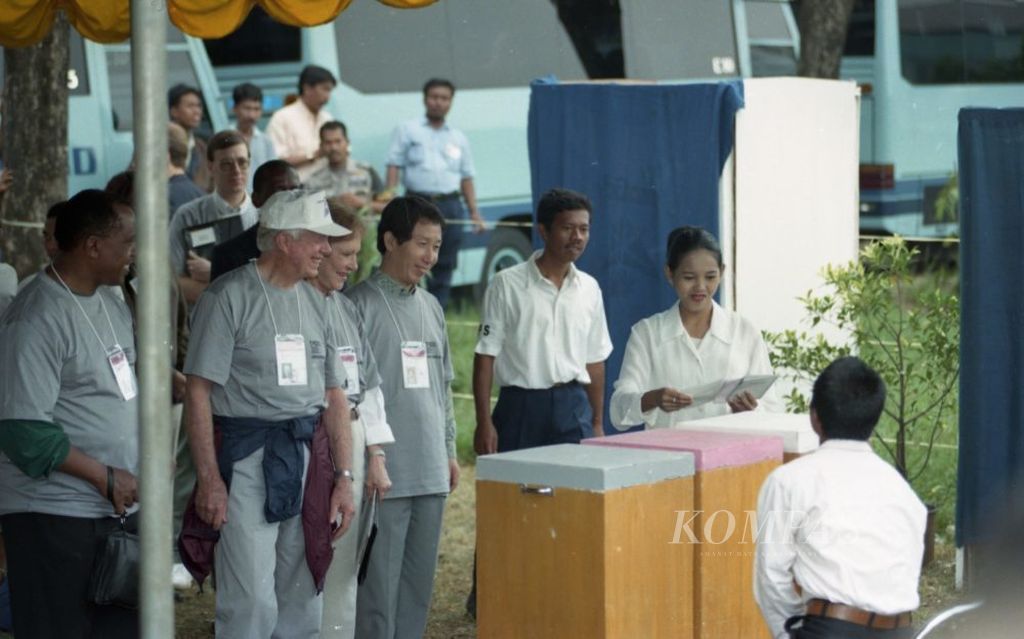 Pemilu di Indonesia kali ini juga mendapat perhatian dunia Internasional, seperti mantan presiden Amerika Serikat Jimmy Carter dengan Carter Center, untuk melihat bagaimana pemilu di Indonesia dijalankan. Tampak Jimmy Carter sedang meninjau salah satu TPS di Jakarta dalam coblosan Senin (7/6/1999) lalu.