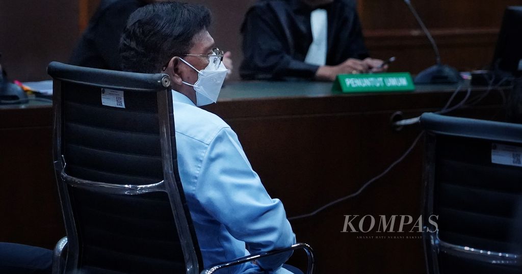 Bekas Menteri Komunikasi dan Informatika Johnny Gerard Plate duduk di kursi pesakitan dalam sidang kasus korupsi penyediaan base transreceiver station (BTS) 4G BAKTI dengan agenda tanggapan jaksa penuntut umum di Pengadilan Tindak Pidana Korupsi (Tipikor) , Jakarta, Senin (11/7/2023). 