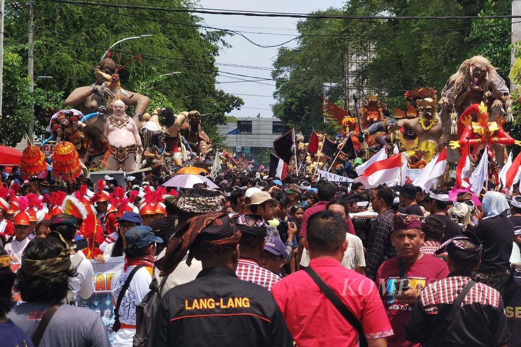 Lebih dari 20.000 orang mengikuti parade ogoh-ogoh dalam rangka Hari Raya Nyepi Tahun Baru Saka 1945 yang berlangsung di Jalan Pejanggik, Kota Mataram, Nusa Tenggara Barat, Selasa (21/3/2023). 