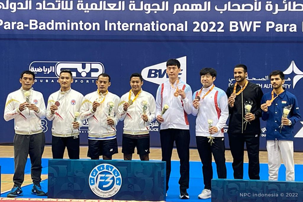 Atlet-atlet bulu tangkis paralimpiade Indonesia berfoto bersama atlet-atlet Korea Selatan saat pengalungan medali di turnamen Fazza Dubai Para Badminton Internasional ke-4 2022, Minggu (29/5/2022). Indonesia menjadi juara umum turnamen itu setelah menjuarai enam nomor. Korea Selatan menempati peringkat kedua setelah menjuarai empat nomor.