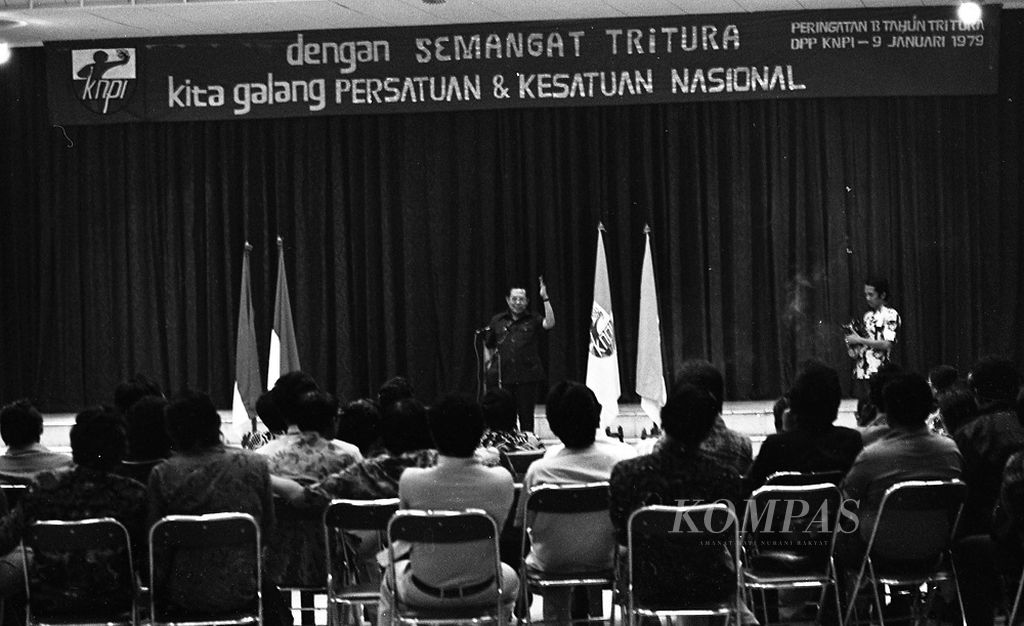 Peringatan 13 Tahun Tritura. Menteri Penerangan Ali Moertopo pada acara peringatan 13 Tahun Tritura (Orde Baru) yang diselenggarakan oleh DPP KNPI di Gedung Wanita "Nyi Ageng Serang", Jakarta, Selasa malam, 9 Januari 1979.