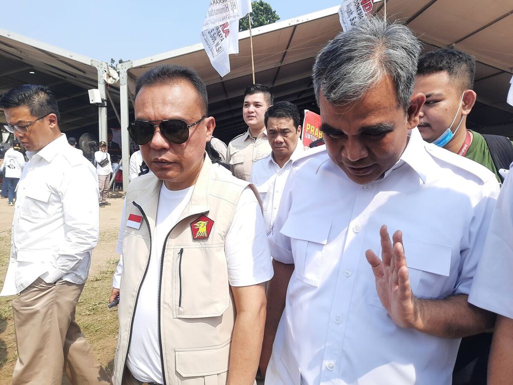 Sekretaris Jenderal Gerindra Ahmad Muzani bersama Ketua Harian DPP Gerindra Sufmi Dasco Ahmad seusai mengikuti konsolidasi internal di Lapangan Sepak Bola Blok S, Jakarta, Minggu (23/7/2023). 