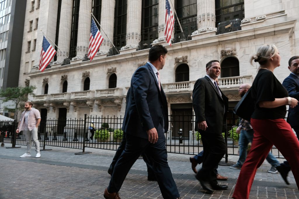 Orang-orang melintasi Wall Street di dekat Bursa Saham New York (NYSE), New York City, Amerika Serikat, Jumat (7/10/2022). 