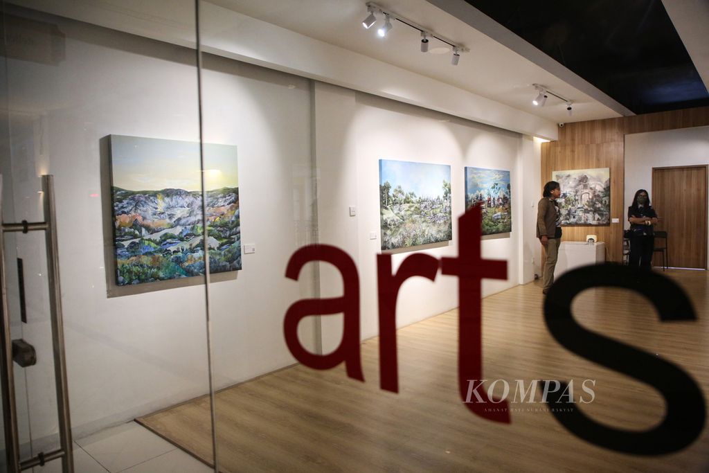 Suasana di ruang pamer galeri Artspehere, Darmawangsa Square, Kebayoran Baru, Jakarta Selatan, yang menampilkan pameran lukisan tunggal karya perupa Prabu Perdana, Selasa (20/6/2023).