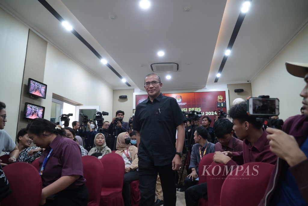 Ketua Komisi Pemilihan Umum (KPU) Hasyim Asy'ari bersiap memberikan keterangan pers terkait logistik Pemilu 2024 di Kantor KPU, Jakarta, Rabu (20/9/2023). 