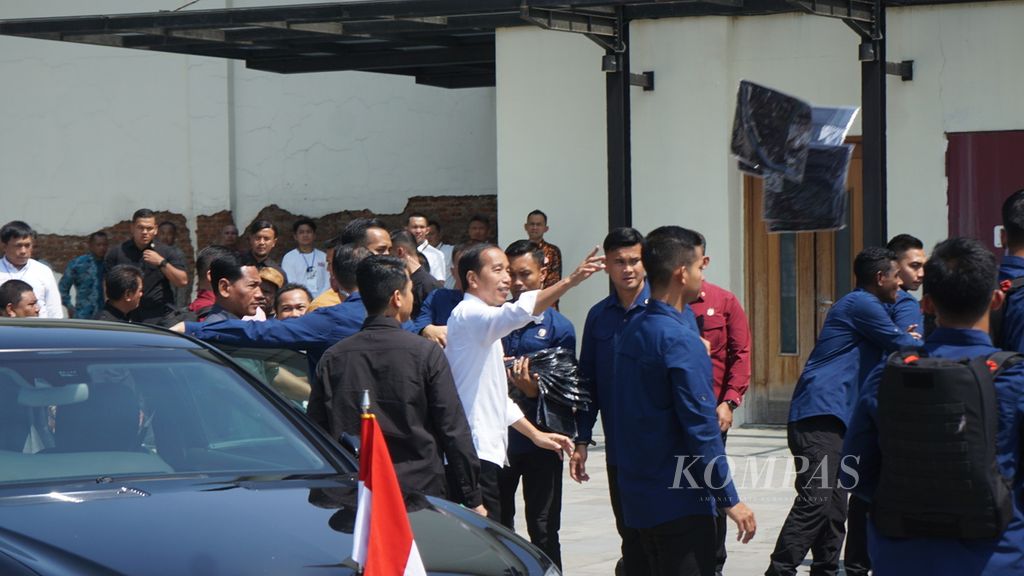 Presiden Joko Widodo membagikan kaus kepada kelompok sukarelawan pendukungnya dalam musyawarah nasional Alap-alap Jokowi di Kabupaten Karanganyar, Jawa Tengah, Sabtu (27/7/2024). Wakil presiden terpilih, sekaligus putra sulung Jokowi, Gibran Rakabuming Raka, hadir pada kesempatan itu.