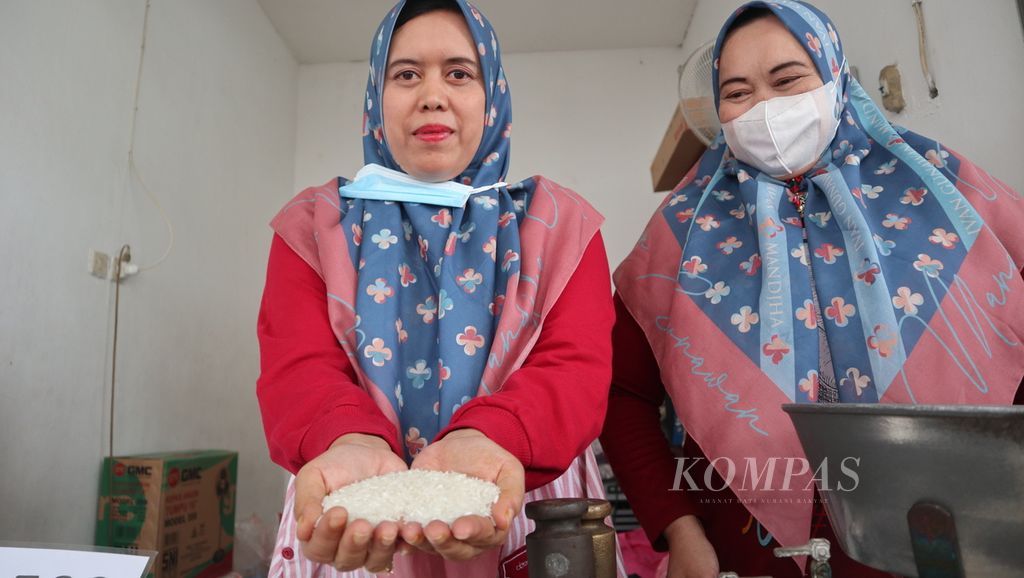 Pedagang menunjukkan beras yang dijual di Pasar Pasalaran, Kabupaten Cirebon, Jawa Barat, Rabu (25/1/2023). Harga beras masih tinggi meski beras impor telah masuk. Saat ini, harga beras medium di pasar itu mencapai Rp 12.000 per kilogram. Padahal, biasanya, harganya di bawah Rp 10.000 per kg.