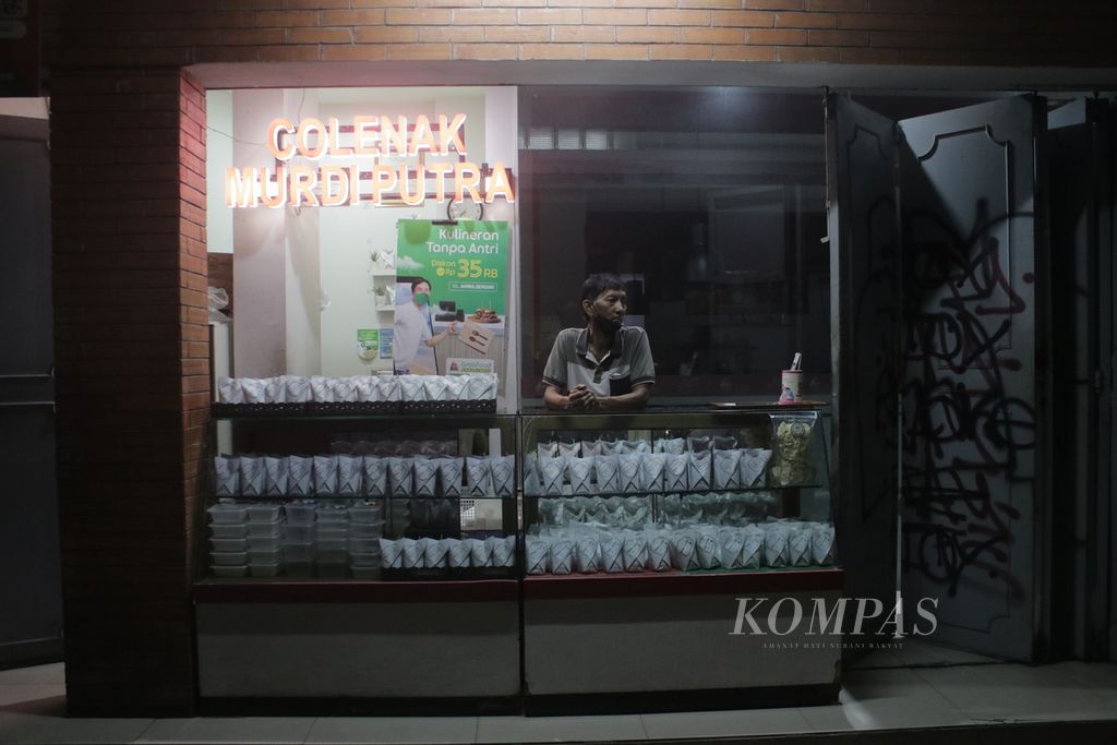 Mahmud Saefudin (59), pemilik Colenak Murdi Putra, menunggu pelanggan di gerainya di Jalan Ahmad Yani, Kota Bandung, Jawa Barat, Rabu (2/3/2022).