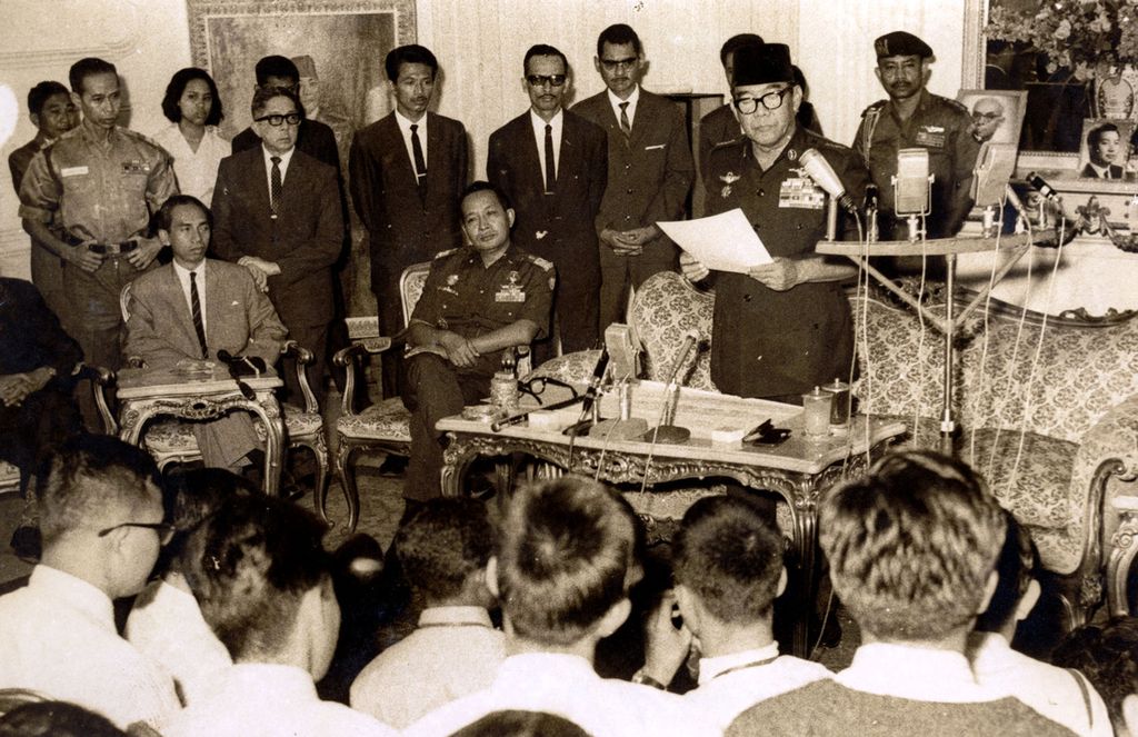 Berdasar Tap MPRS No XIII/1966, Presiden Soekarno menugaskan Letjen Soeharto selaku Pengemban Tap MPR No IX/1966 untuk pembentukan Kabinet Ampera. Letjen Soeharto menjadi ketua presidium kabinet tersebut. Bung Karno mengumumkan susunan kabinet tersebut pada tanggal 25 Juli 1966. Letjen Soeharto dan Adam Malik duduk mendengarkan. 