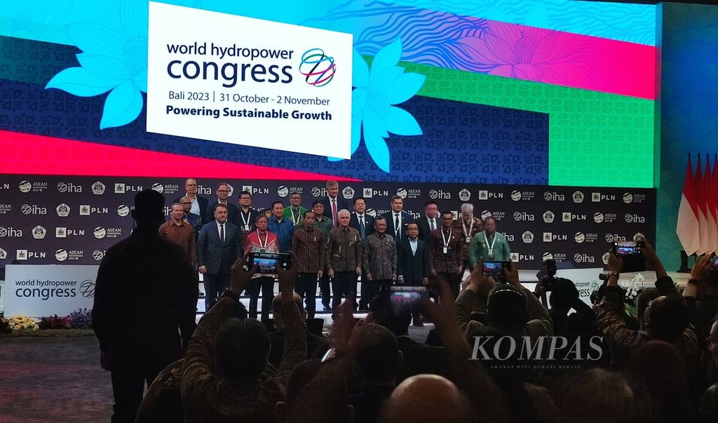 Presiden Joko Widodo (tengah) didampingi Presiden International Hydropower Association Malcolm Turnbull (kelima dari kanan, depan) saat sesi berfoto bersama serangkaian pembukaan World Hydropower Congress 2023 di Bali Nusa Dua Convention Center, Nusa Dua, Badung, Selasa (31/10/2023). 