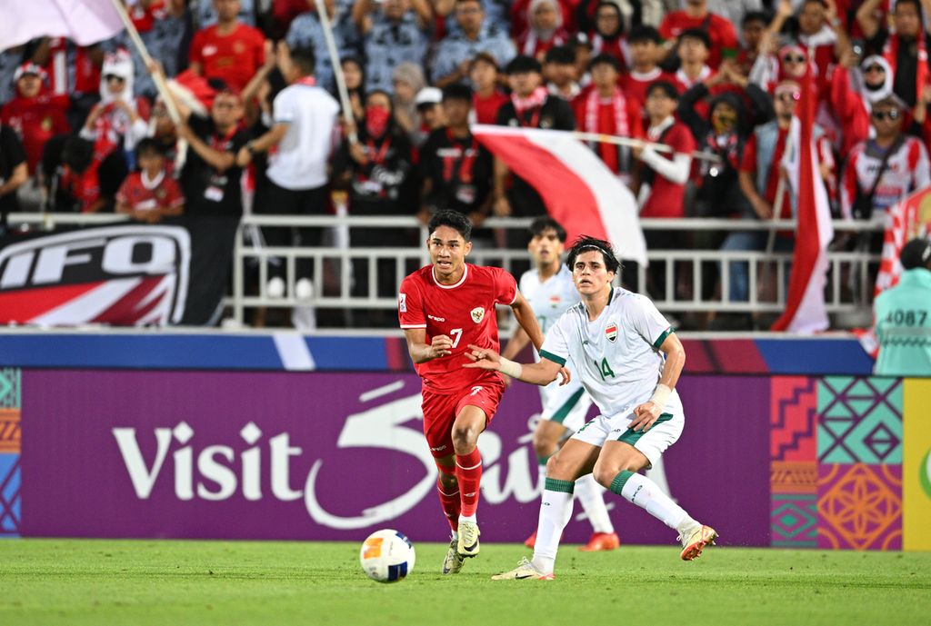 Pemain Indonesia, Marselino Ferdinan (kiri/7), berebut bola dengan pemain Irak, Karrar Mohammed Ali, pada laga perebutan posisi ketiga Piala Asia U-23 di Stadion Abdullah bin Khalifa, Doha, Kamis (2/5/2024).
