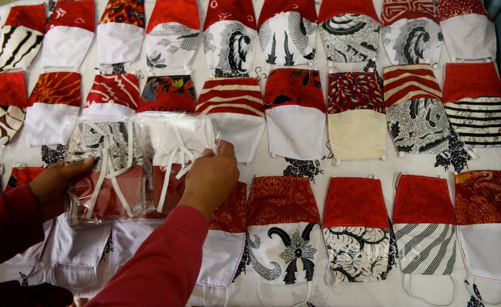 Inovasi perajin batik dengan membuat masker bertema merah putih untuk mengikuti tren di Kedungmundu, Kota Semarang, Jawa Tengah, Jumat (24/7/2020).  Selain berinovasi produk mereka juga harus gencar dalam memasarkan secara daring atau melalui jaringan pertemanan.