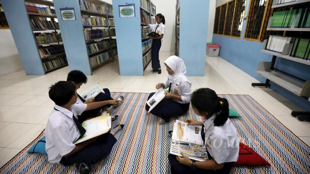 Perpustakaan SekolahSiswa sekolah memanfaatkan waktu luang di perpustakaan sekolah di SMPN 255, Jakarta, Selasa (4/12/2018). Peningkatan prestasi sekolah dan belajar siswa dapat dilakukan dengan mengoptimalkan perpustakaan sekolah. 